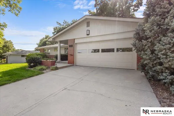 431 Lakewood DR, Lincoln, NE 68510