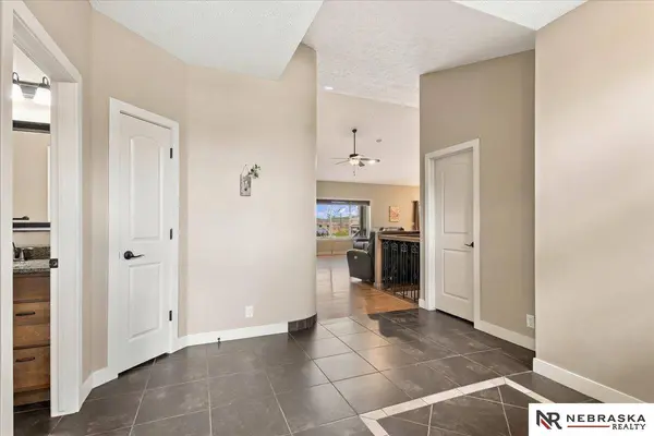 6301 Artisan CT, Lincoln, NE 68516