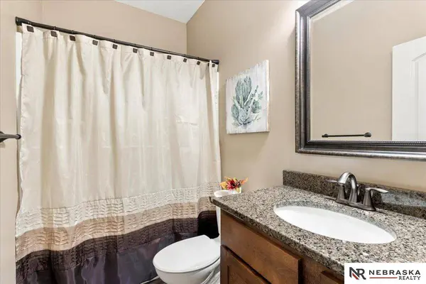 6301 Artisan CT, Lincoln, NE 68516