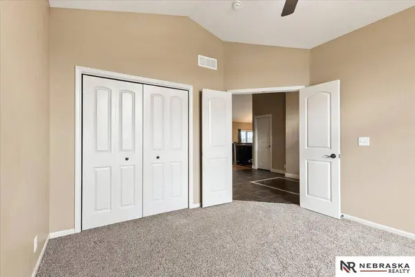 6301 Artisan CT, Lincoln, NE 68516