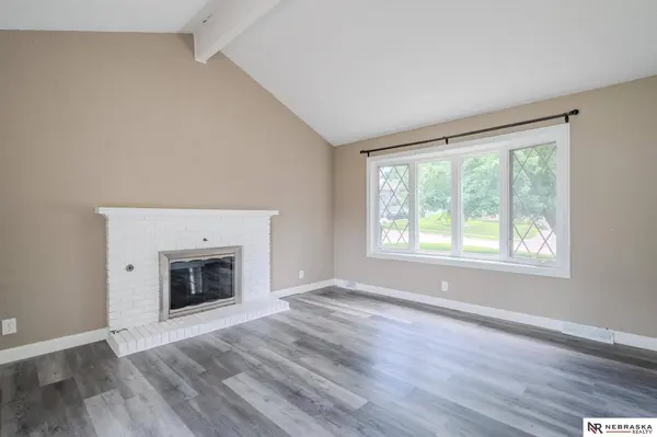 13832 W CIR, Omaha, NE 68137