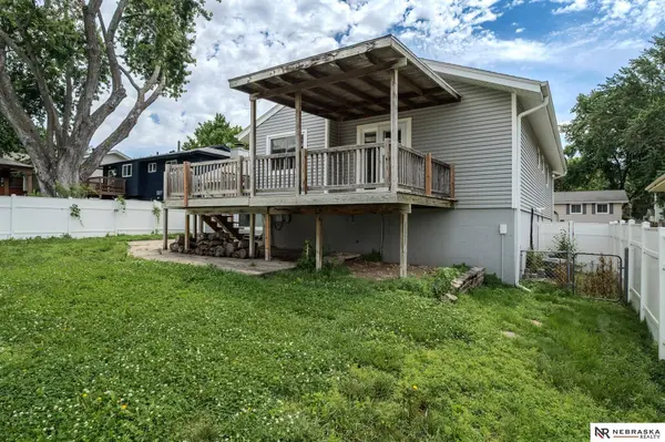 13832 W CIR, Omaha, NE 68137
