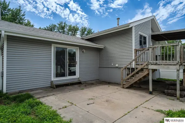13832 W CIR, Omaha, NE 68137