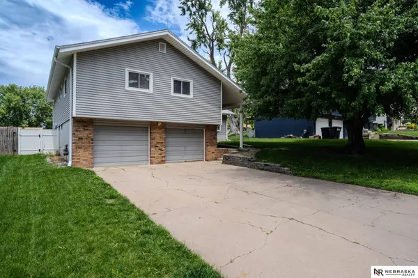 13832 W CIR, Omaha, NE 68137