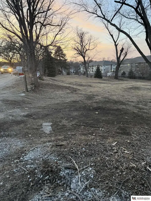 16 Country Club RD, Ralston, NE 68127