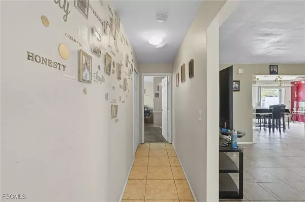 320 SE 17TH PL, Cape Coral, FL 33990