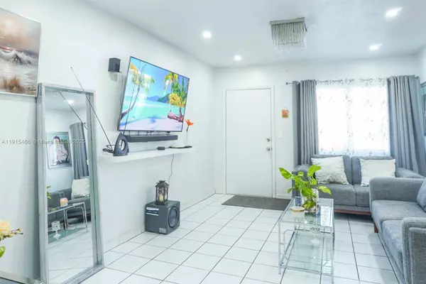 122 NE 204th St #3, Miami Gardens, FL 33179