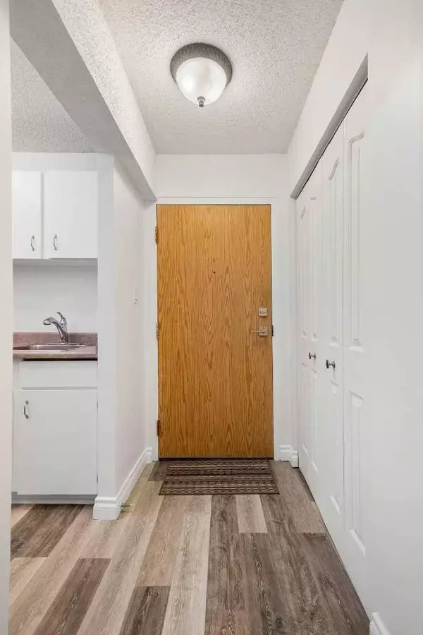 1602 11 AVE SW #104, Calgary, AB T3C 0N2