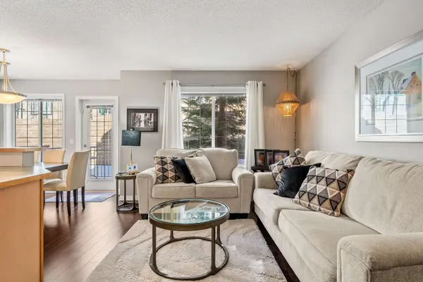 18 Hidden Creek Rise NW, Calgary, AB T3A 6L5