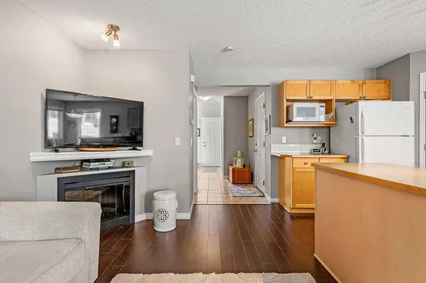 18 Hidden Creek Rise NW, Calgary, AB T3A 6L5