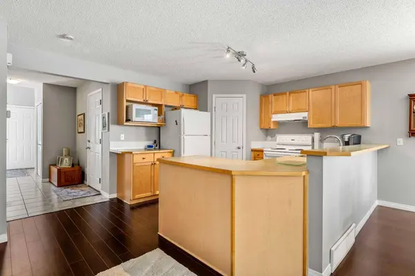 18 Hidden Creek Rise NW, Calgary, AB T3A 6L5