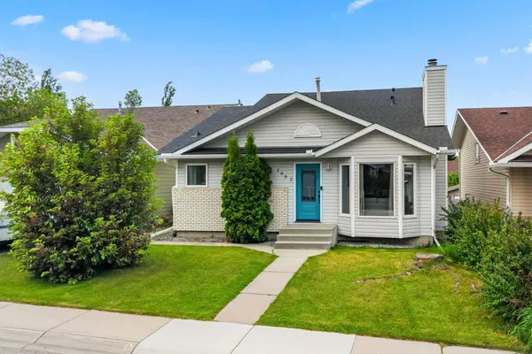 1667 Meadowbrook DR SE, Airdrie, AB T4A 2A4