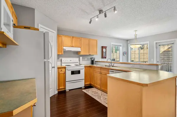 18 Hidden Creek Rise NW, Calgary, AB T3A 6L5