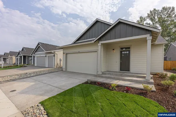 702 Tigerlily St, Silverton, OR 97381