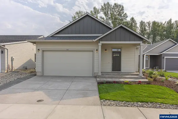702 Tigerlily St, Silverton, OR 97381