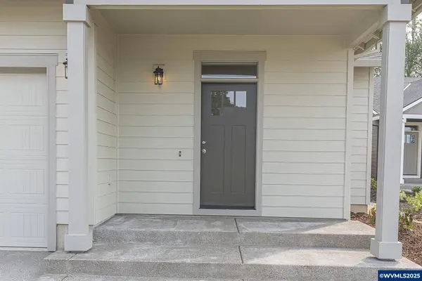702 Tigerlily St, Silverton, OR 97381