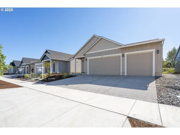 714 Tigerlily ST, Silverton, OR 97381