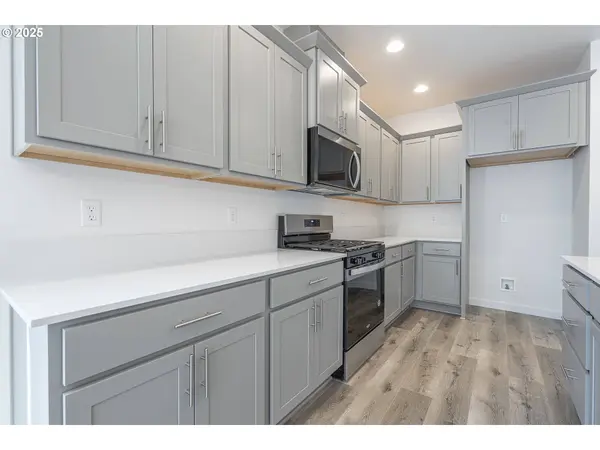 718 Tigerlily ST, Silverton, OR 97381