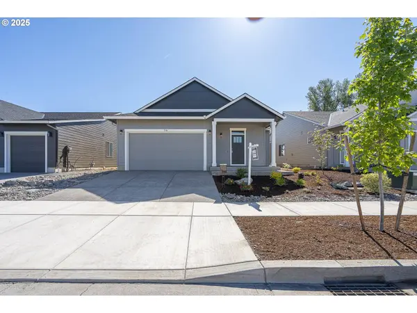 718 Tigerlily ST, Silverton, OR 97381
