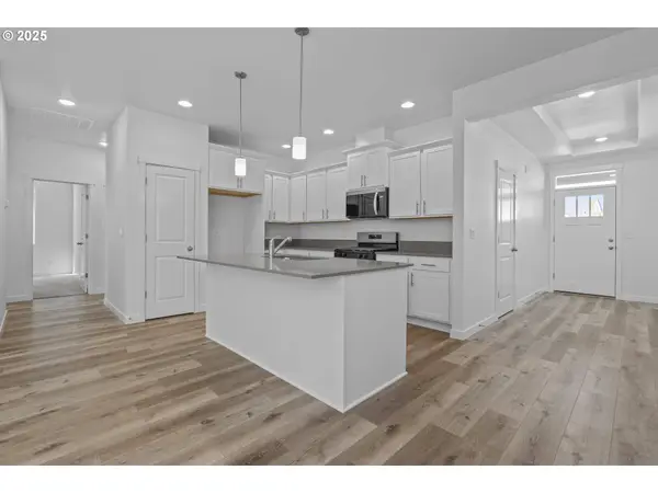 714 Tigerlily ST, Silverton, OR 97381