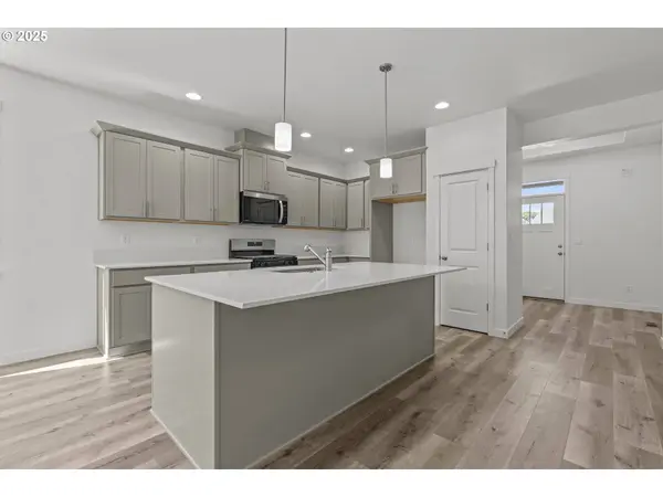 718 Tigerlily ST, Silverton, OR 97381