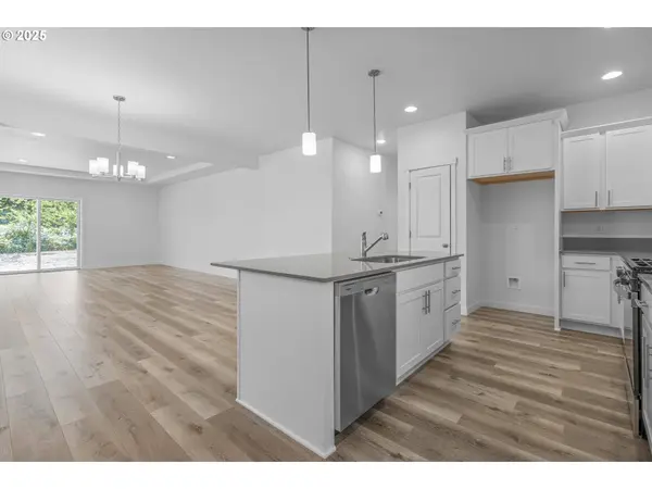 714 Tigerlily ST, Silverton, OR 97381