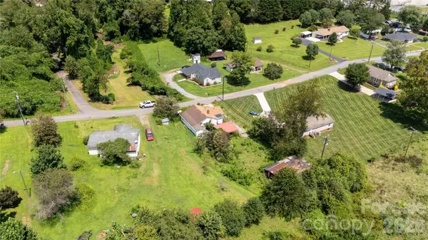 1327 Boxwood PL NW, Lenoir, NC 28645