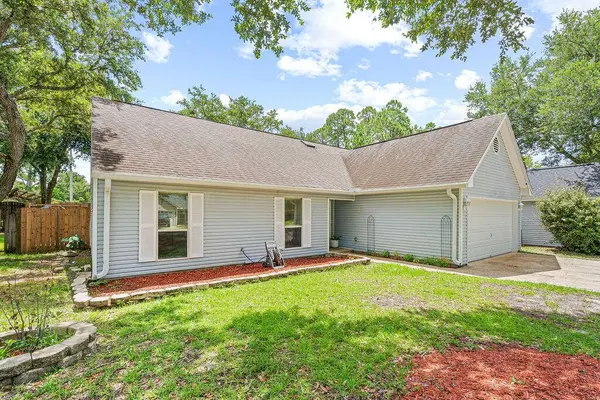 1055 Emerald LN, Fort Walton Beach, FL 32547