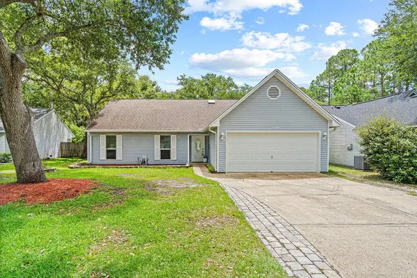 1055 Emerald LN