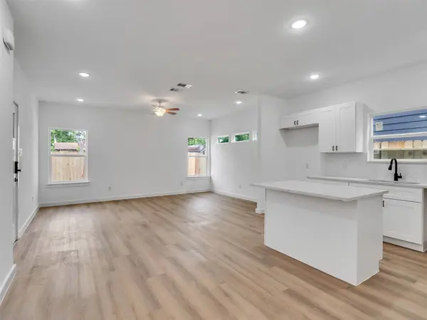 8102 Crestview DR, Houston, TX 77028