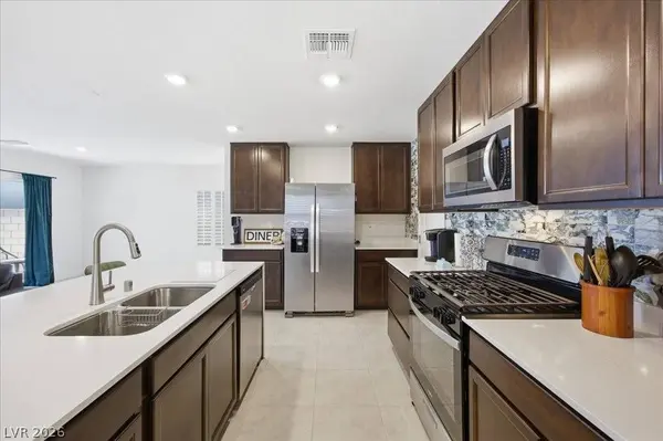 8724 Crestwood Hills ST, Las Vegas, NV 89113