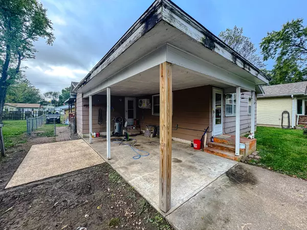 1050 W 7th ST, West Plains, MO 65775