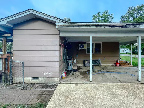 1050 W 7th ST, West Plains, MO 65775