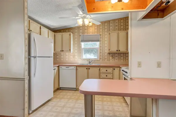 1404 PLANTATION DR, Lady Lake, FL 32159