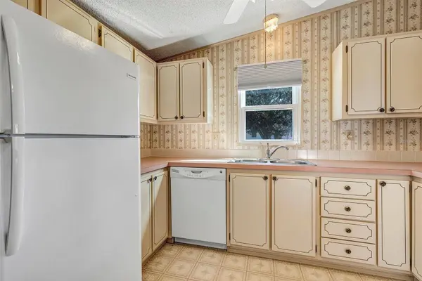 1404 PLANTATION DR, Lady Lake, FL 32159