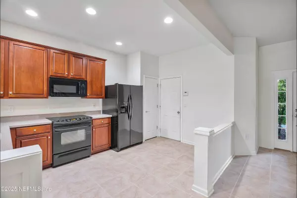 7073 ROUNDLEAF DR, Jacksonville, FL 32258