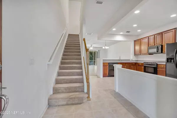 7073 ROUNDLEAF DR, Jacksonville, FL 32258