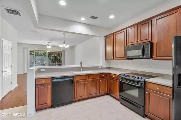 7073 ROUNDLEAF DR, Jacksonville, FL 32258