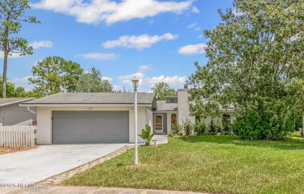 11539 LAKE RIDE DR, Jacksonville, FL 32223