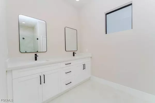 2809 25th ST SW, Lehigh Acres, FL 33976