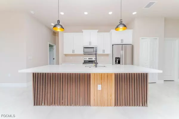 2809 25th ST SW, Lehigh Acres, FL 33976