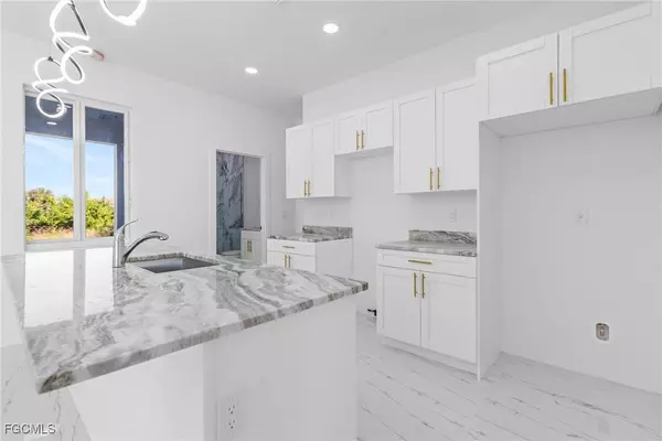 2716 25TH ST SW, Lehigh Acres, FL 33976