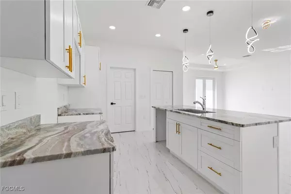 2716 25TH ST SW, Lehigh Acres, FL 33976