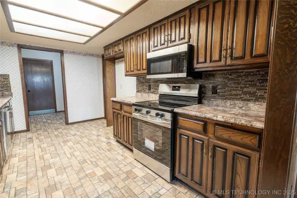 8002 S Birch AVE, Broken Arrow, OK 74011