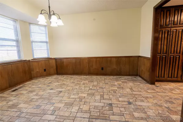 8002 S Birch AVE, Broken Arrow, OK 74011