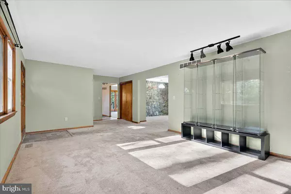 121 MIDWAY RD, Phoenixville, PA 19460