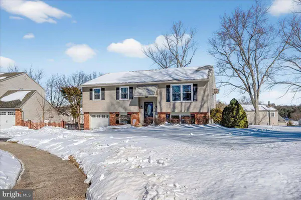 8 RED CLOUD CIR, Royersford, PA 19468