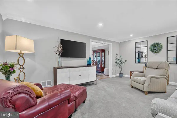 67 LYNWOOD DR, Chalfont, PA 18914