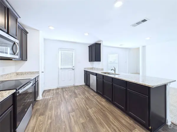 525 Riverdale DR, Jarrell, TX 76537