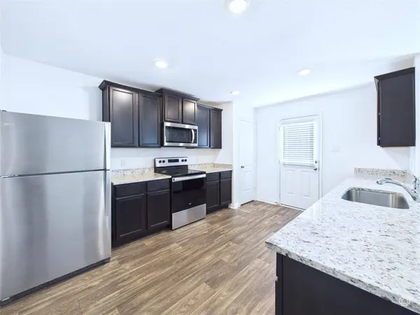 525 Riverdale DR, Jarrell, TX 76537